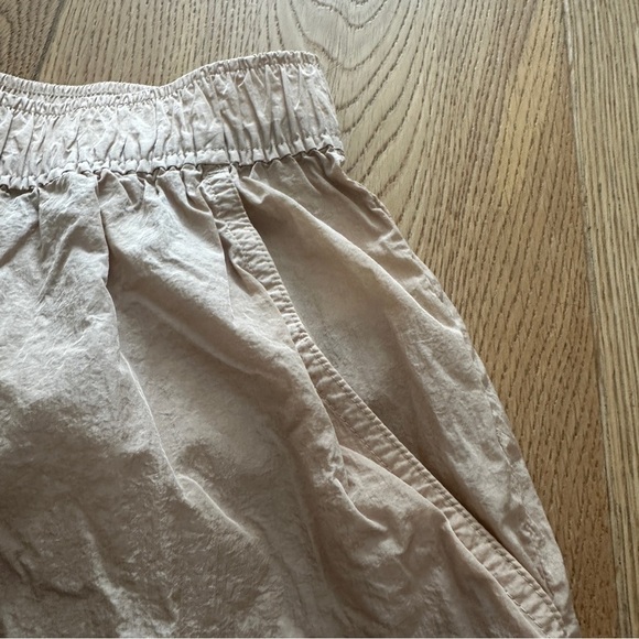 Aritzia TNA Claremont running Shorts in Sand Bluff - S - Picture 5 of 12